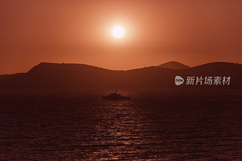 土耳其gulluk bodrum mugla日落时的一艘军事海岸警卫船